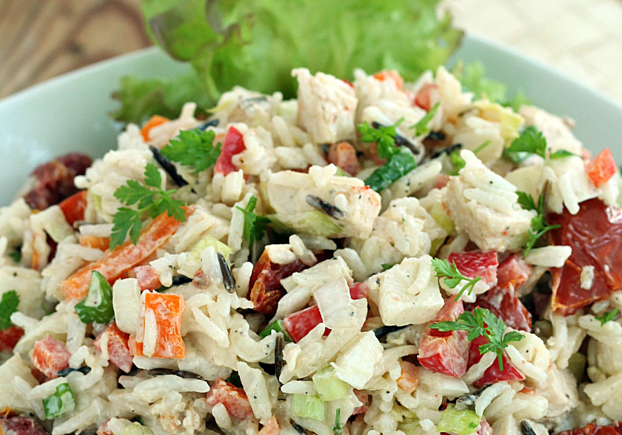 Ryżowa sałatka z kurczakiem i cykorią foto