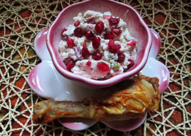 Fotografia przedstawiająca Ryżowa sałatka z kurczakiem i granatem