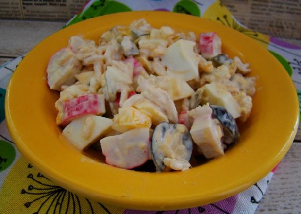 Fotografia przedstawiająca Ryżowa sałatka z oliwkami