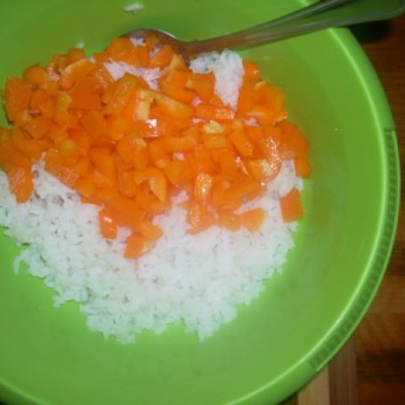 Krok 1 - ryżowa sałatka  z orzechowym serem foto