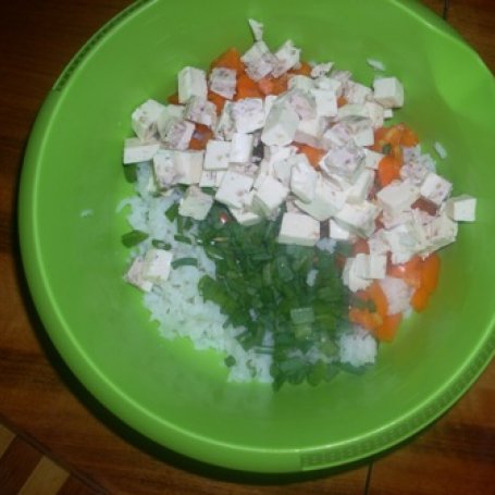 Krok 2 - ryżowa sałatka  z orzechowym serem foto