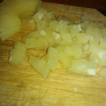 Krok 4 - Ryżowa sałatka z szynką, żółtym serem i ananasem foto