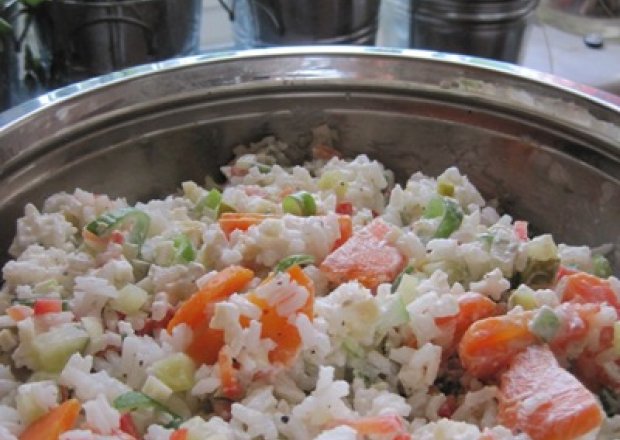 Fotografia przedstawiająca Ryżowa sałatka z warzywami