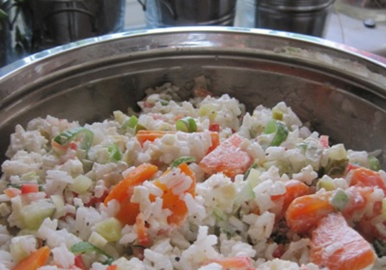 Ryżowa sałatka z warzywami foto