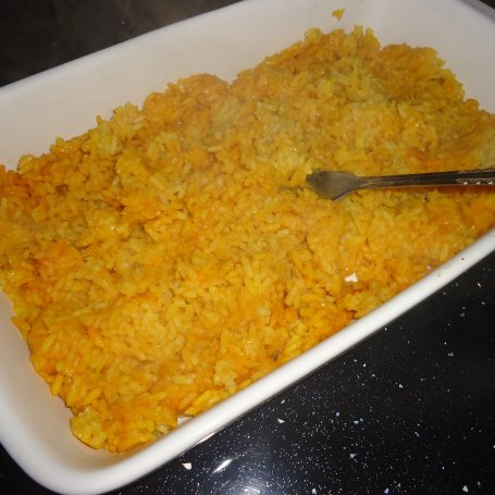 Krok 1 - Ryżowa zapiekanka z kurczakiem w curry, brokułem i sosem czosnkowym foto