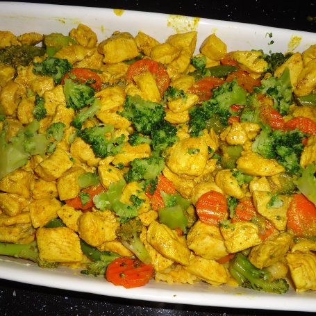 Krok 3 - Ryżowa zapiekanka z kurczakiem w curry, brokułem i sosem czosnkowym foto