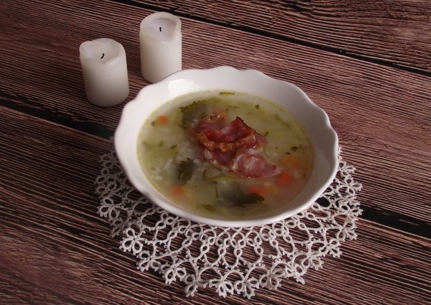 Fotografia przedstawiająca Ryżowa zupa ogórkowa z chipsami serrano