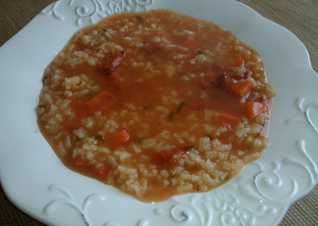 Fotografia przedstawiająca Ryżowa zupa z koncentratem pomidorowym