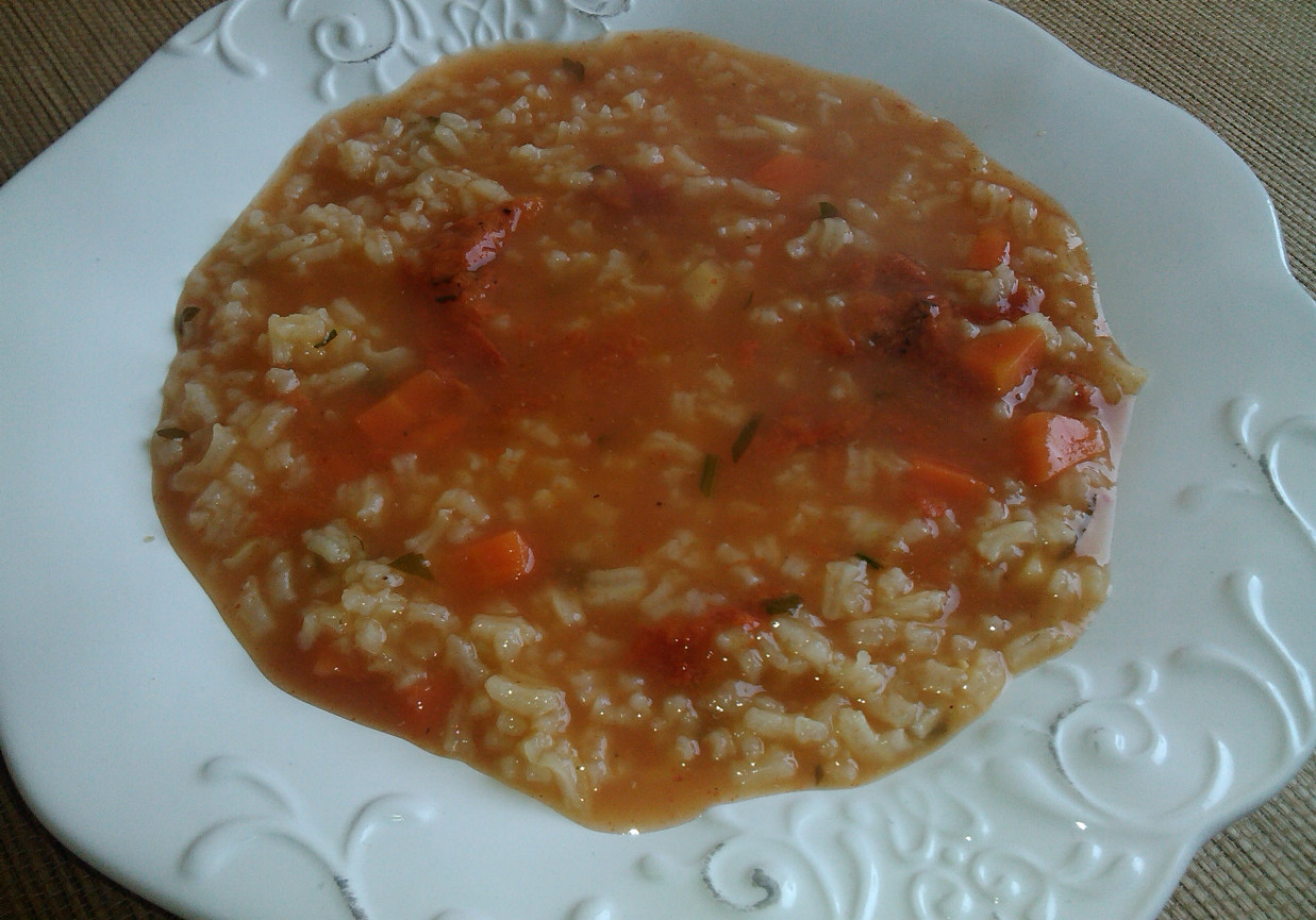 Ryżowa zupa z koncentratem pomidorowym foto