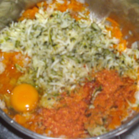 Krok 3 - ryżowe kotlety z cukinią,kalafiorem,marchewką,chilli... foto
