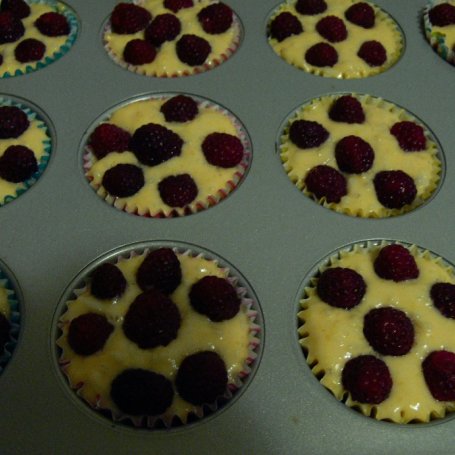 Krok 4 - Ryżowe muffinki z malinami foto