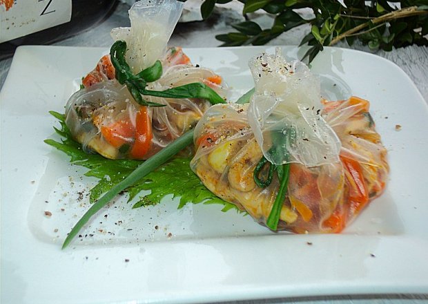 Fotografia przedstawiająca Ryżowe sakiewki z królikiem i warzywami