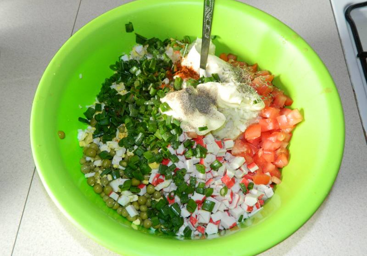 Ryżowo-warzywna sałatka z paluszkami surimi i jajkami. foto
