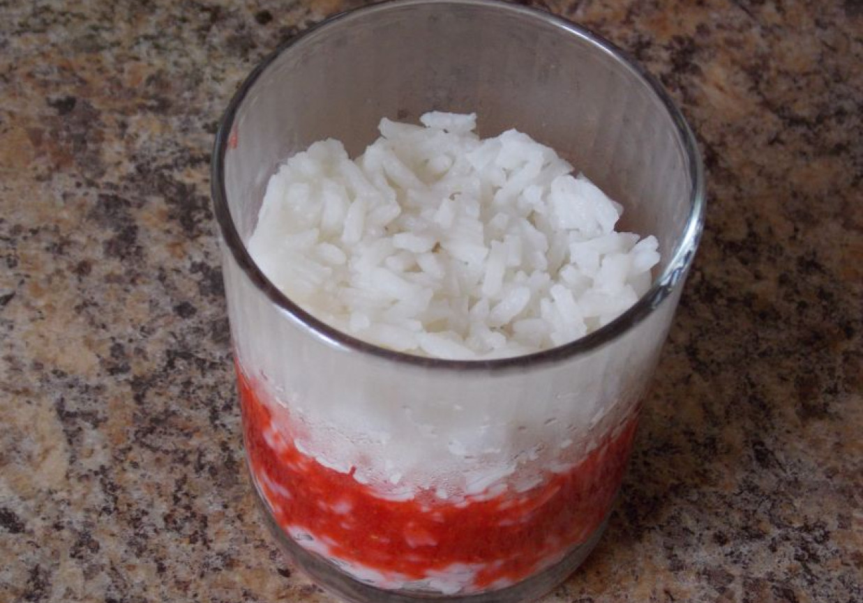 Ryżowy deser z musem truskawkowym foto