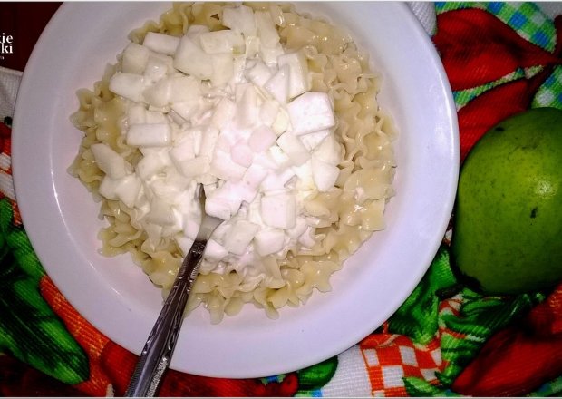 Fotografia przedstawiająca Ryżowy makaron z gruszką w lekkim kokosowym sosie