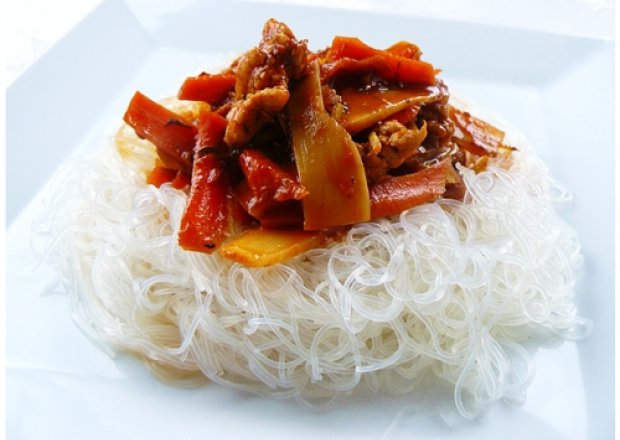 Fotografia przedstawiająca " Ryżowy makaron z kurczakiem po chińsku "