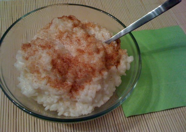 Fotografia przedstawiająca Ryżowy pudding na mleku z cynamonem