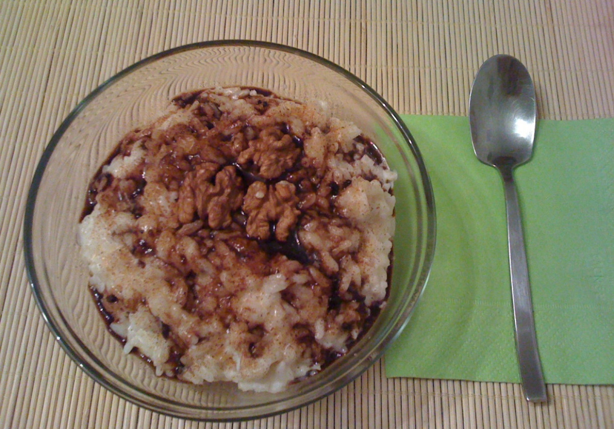 Ryżowy pudding na mleku z cynamonem foto