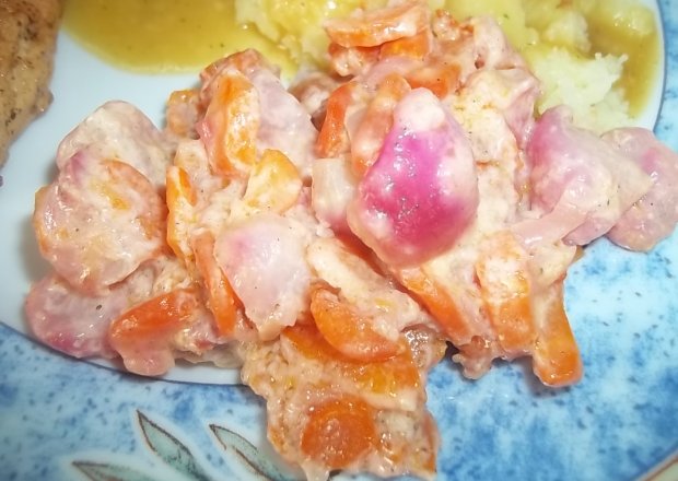 Fotografia przedstawiająca Rzodkiewki duszone z marchewką