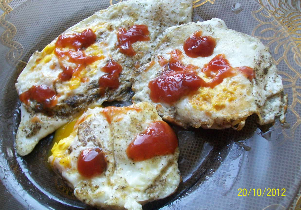 Sadzone jajka z ketchupem foto