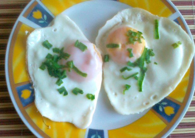 Fotografia przedstawiająca Sadzone jajko z nutą szczypiorku