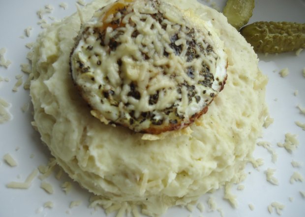Fotografia przedstawiająca Sadzone na purée ziemniaczanym z cebulą