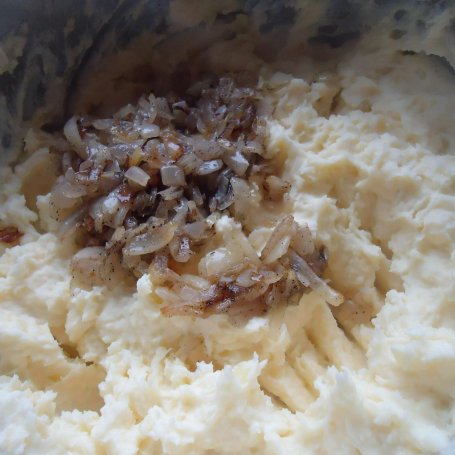 Krok 3 - Sadzone na purée ziemniaczanym z cebulą foto