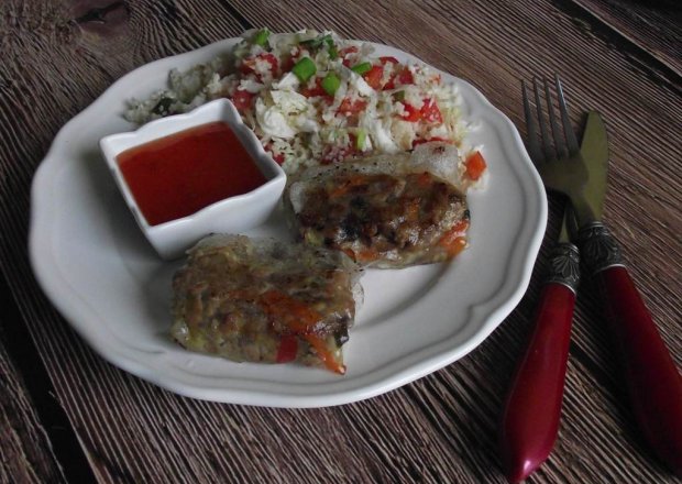 Fotografia przedstawiająca Sajgonki z mięsem i warzywami