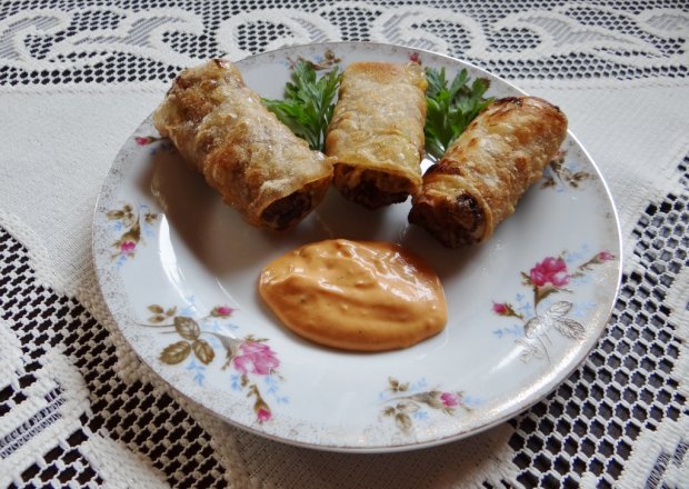 Fotografia przedstawiająca Sajgonki z mięsem mielonym