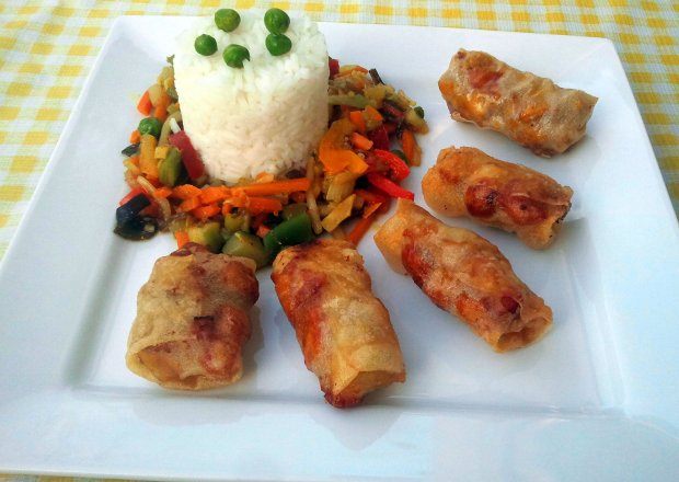 Fotografia przedstawiająca sajgonki z ryżem i warzywami