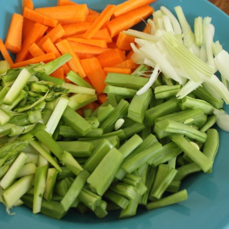 Krok 1 - Sajgonki z warzywami i ryżem foto