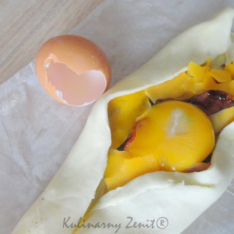 Krok 3 - Sakiewka z młodą fasolką szparagową, oliwkami i jajkiem foto
