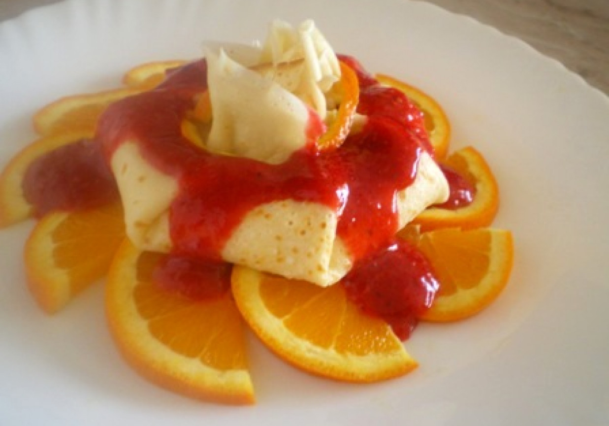 Sakiewki naleśnikowe na pomarańczach z sosem malinowo-truskawkowym foto