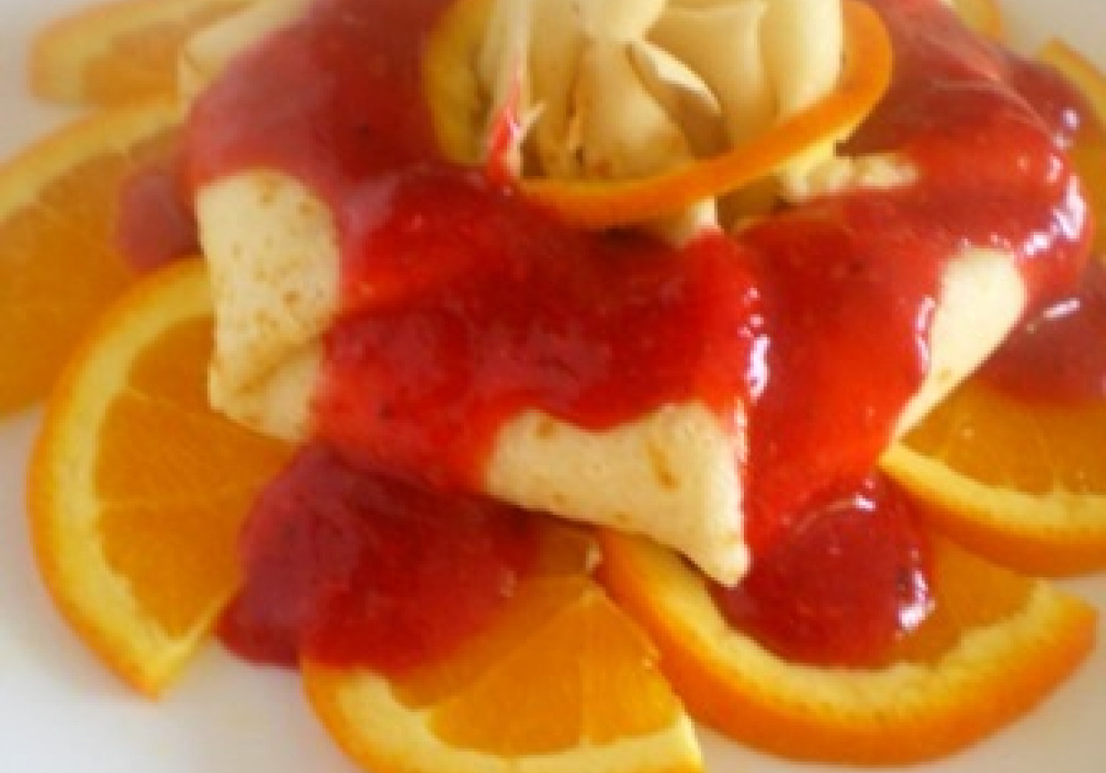 Sakiewki naleśnikowe na pomarańczach z sosem malinowo-truskawkowym foto