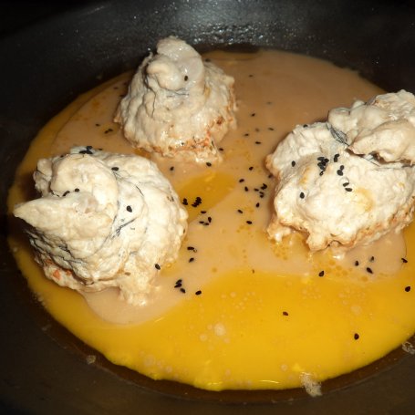 Krok 10 - Sakiewki schabowe wypełnione gruszką i serem z niebieską pleśnią-podane  z sosem chrzanowym na brązowyn  ryżu foto