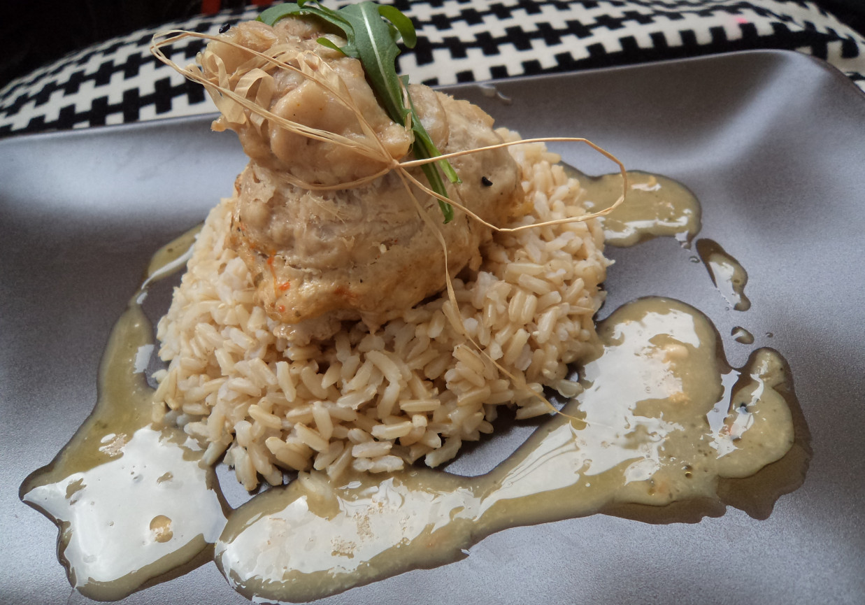 Sakiewki schabowe wypełnione gruszką i serem z niebieską pleśnią-podane  z sosem chrzanowym na brązowyn  ryżu foto