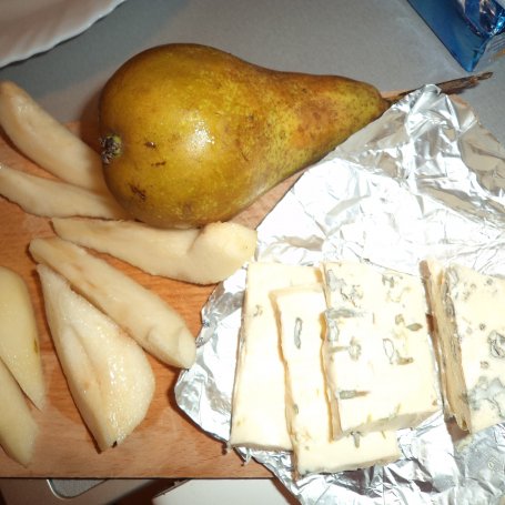 Krok 4 - Sakiewki schabowe wypełnione gruszką i serem z niebieską pleśnią-podane  z sosem chrzanowym na brązowyn  ryżu foto
