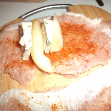Krok 5 - Sakiewki schabowe wypełnione gruszką i serem z niebieską pleśnią-podane  z sosem chrzanowym na brązowyn  ryżu foto
