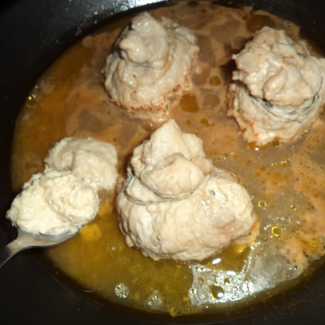 Krok 9 - Sakiewki schabowe wypełnione gruszką i serem z niebieską pleśnią-podane  z sosem chrzanowym na brązowyn  ryżu foto