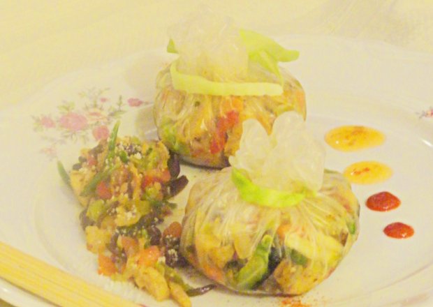 Fotografia przedstawiająca Sakiewki z papieru ryżowego z mintajem i warzywami