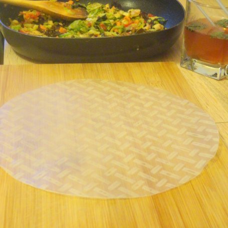 Krok 3 - Sakiewki z papieru ryżowego z mintajem i warzywami foto