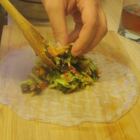 Krok 4 - Sakiewki z papieru ryżowego z mintajem i warzywami foto