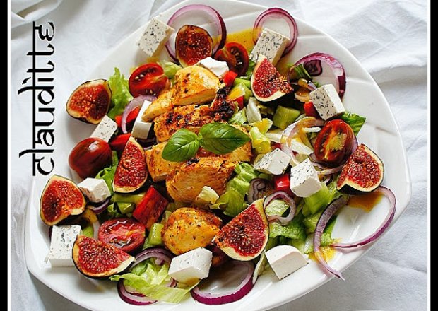 Fotografia przedstawiająca Salad with chicken & roasted figs