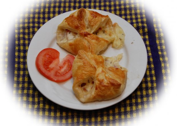 Fotografia przedstawiająca Salami  z serem w cieście francuskim