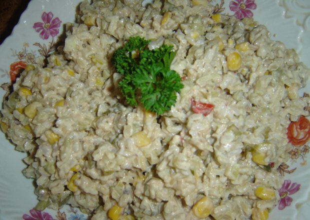 Fotografia przedstawiająca Sałartka z tuńczykiem i ciemnym ryżem