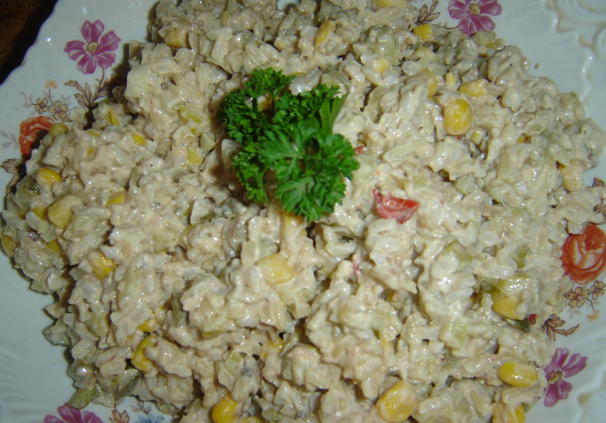 Sałartka z tuńczykiem i ciemnym ryżem foto