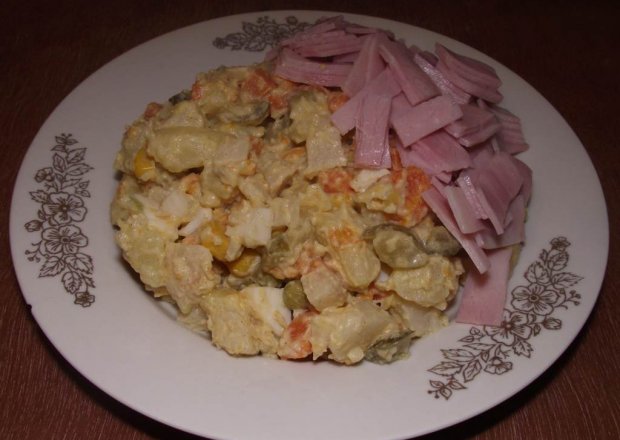 Fotografia przedstawiająca Salat z chrzanem i szynką konserwową