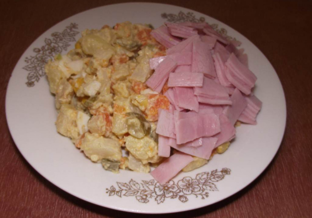 Salat z chrzanem i szynką konserwową  foto