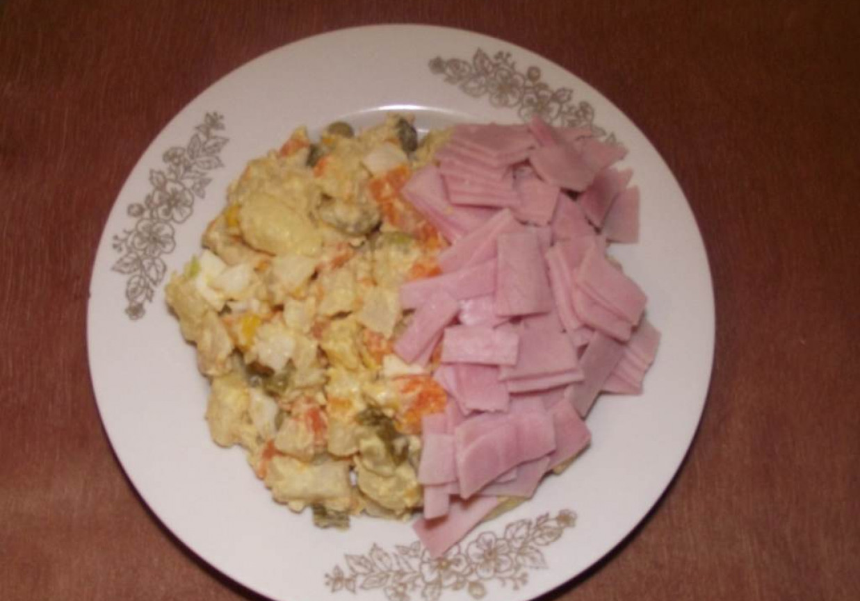 Salat z chrzanem i szynką konserwową  foto