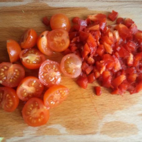 Krok 2 - Sałata lodowa w towarzystwie pomidorków i wędzonej Mozzarelli foto